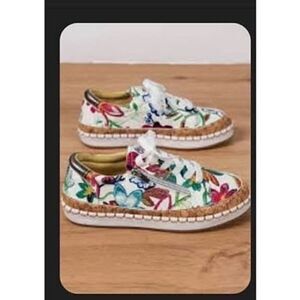 NEW Women's Fashionable Embroidered Floral Sneakers Faux Leather size 7